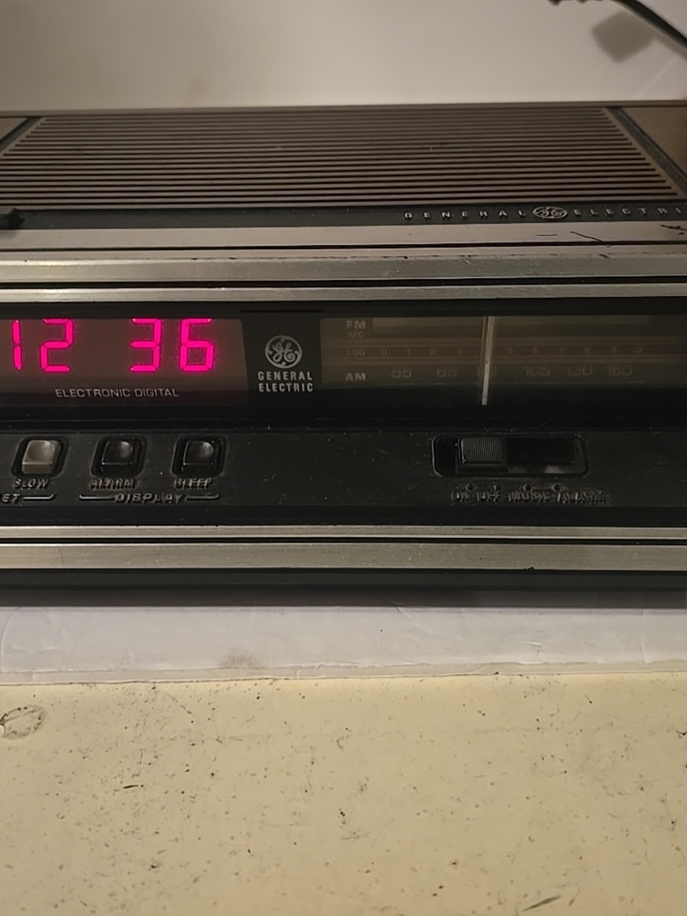 GE 7-4650G Radio Alarm Clock-AM/FM-Red LED Dimmable-Vintage Works